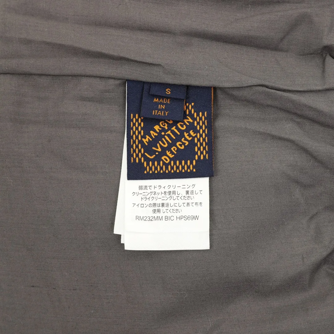 🅿️570 Louis Vuitton/Louis Vuitton presbyopia all-over printed zipper jacket. Purchase the original version and have it printed immediately. The fabric is made of custom densely spun technical fabric that is light and thin, and the upper body is silky and breathable. Infrared positioning cutting, workwear-style windbreaker design, the upper body is invincible and versatile. All details are customized and developed, and all hardware and accessories are restored to ZP. Size：XS-L